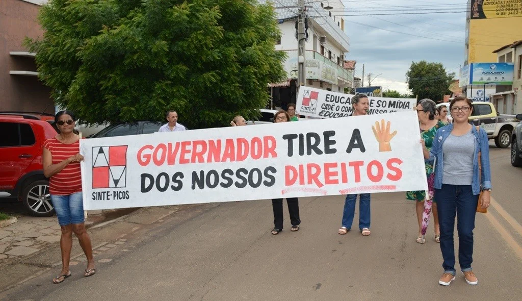 Faixa critica postura do governador