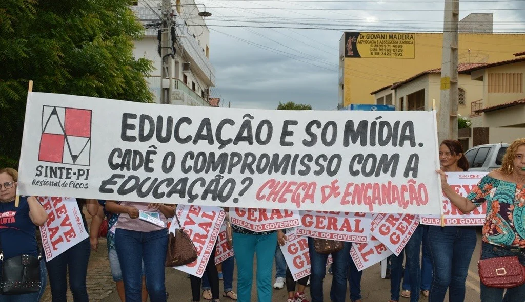 Manifestantes criticam uso da mídia pelo governo