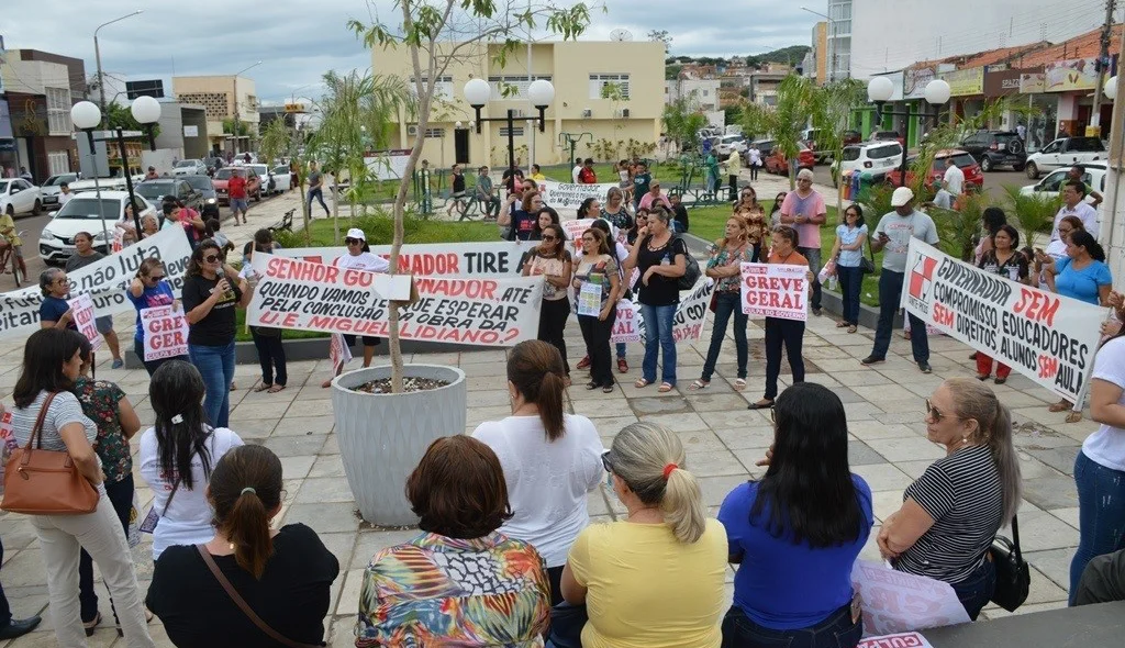 Manifestantes fazem paralisação na praça Josino Ferreira 