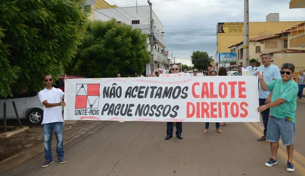 Manifestantes mostram insatisfação com o governo do estado