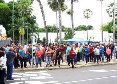 Manifestantes reunidos em frente ao Palácio de Karnak