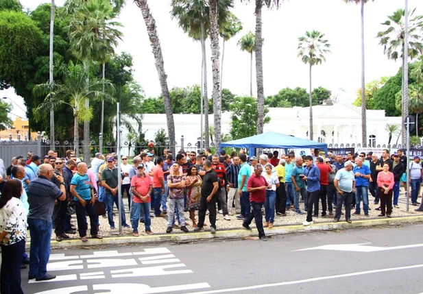 Manifestantes reunidos em frente ao Palácio de Karnak