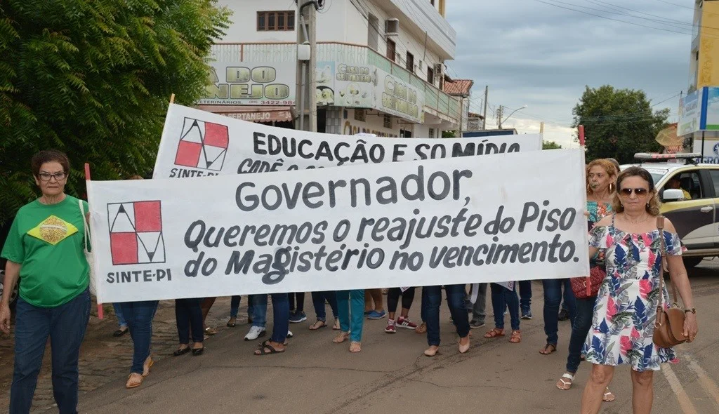 Professores cobram pagamento do reajuste do piso