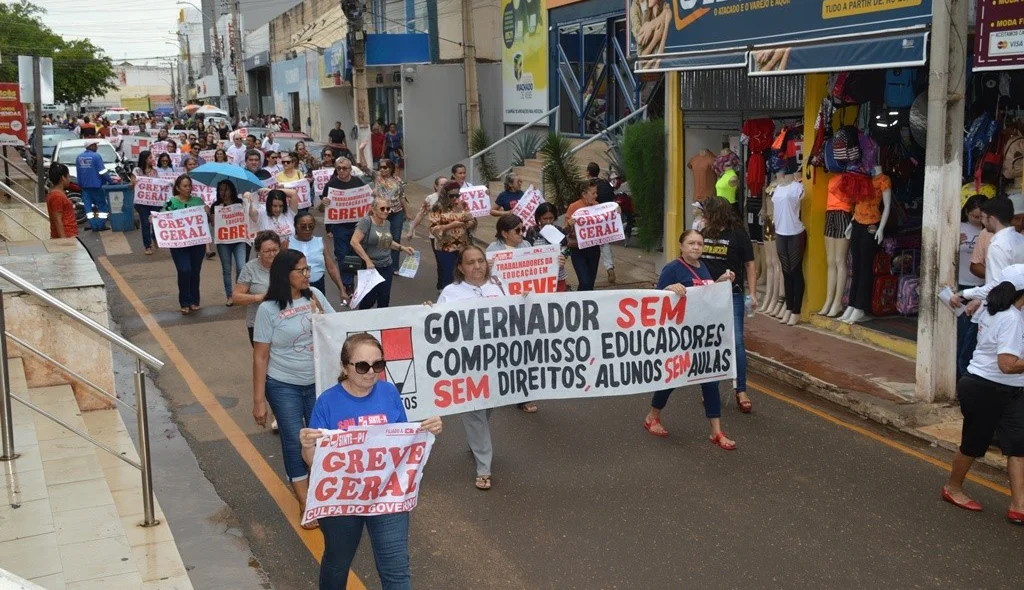 Professores protestam contra governo do estado