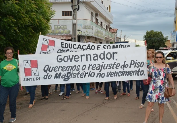 Professores saem às ruas de Picos em protesto contra governador 
