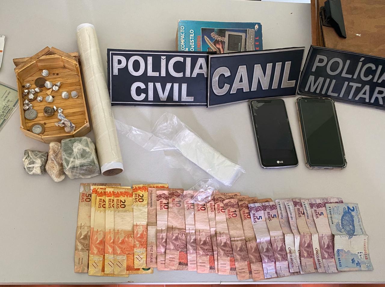 Objetos apreendidos com o suspeito