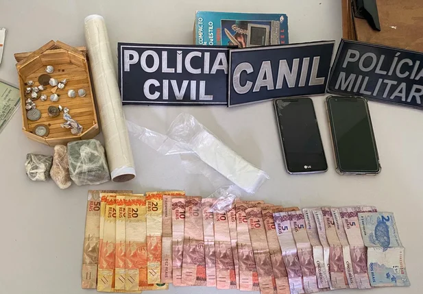 Objetos apreendidos com o suspeito