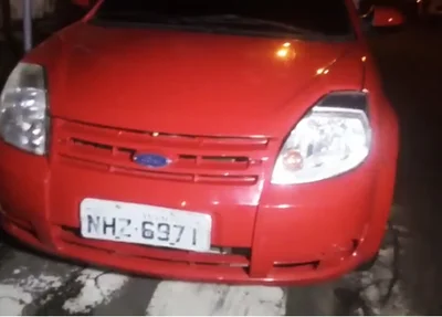 Carro abandonado pelos bandidos