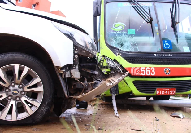 Colisão entre ônibus e carro de passeio na Avenida Kennedy