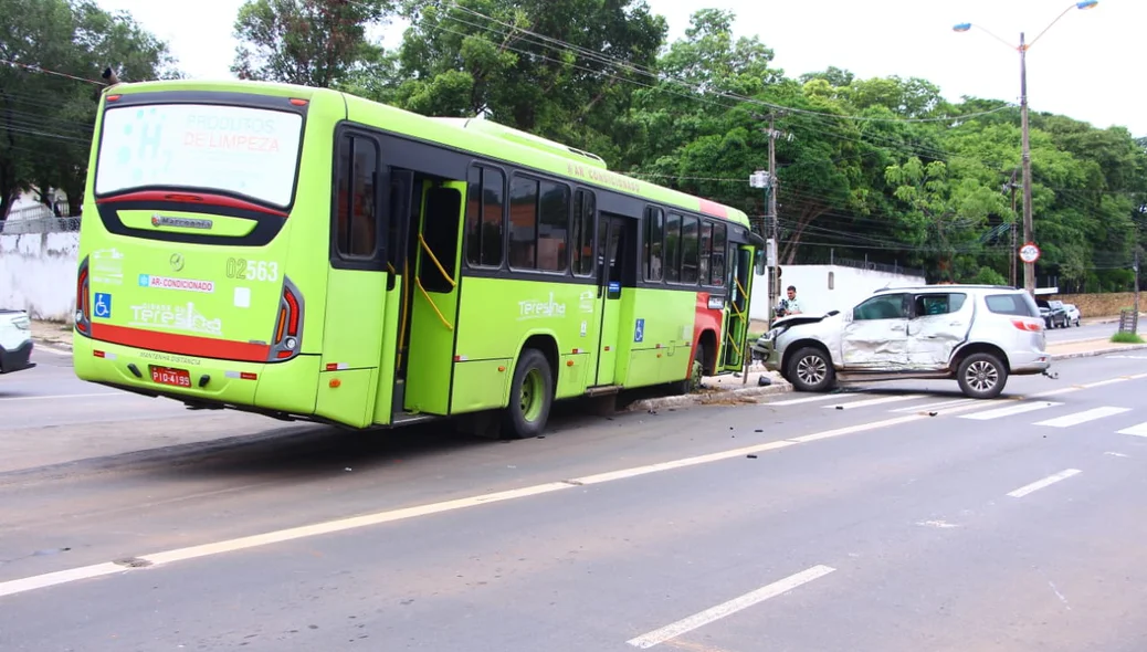 Colisão entre carro e ônibus na Avenida Presidente Kennedy