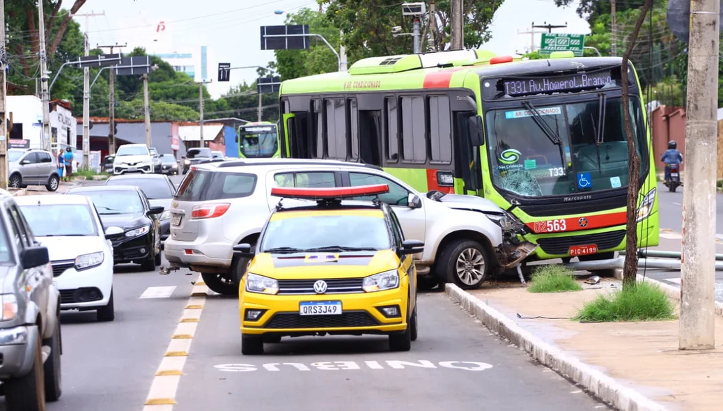 Colisão entre ônibus que faz linha Ininga/Terminal Zoobotânico e carro na Avenida Kennedy
