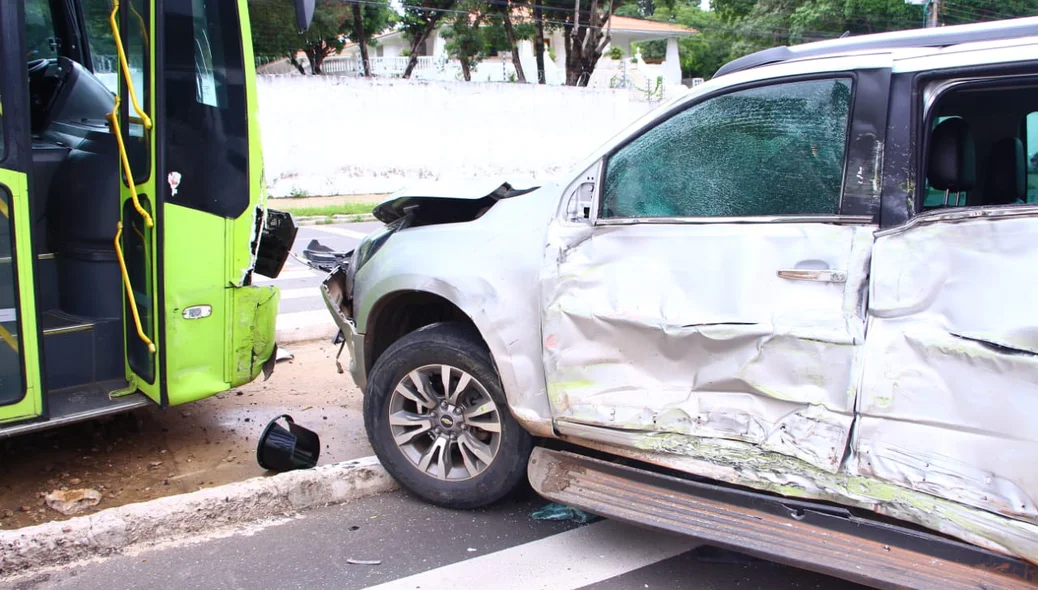 Lateral do veículo ficou destruída