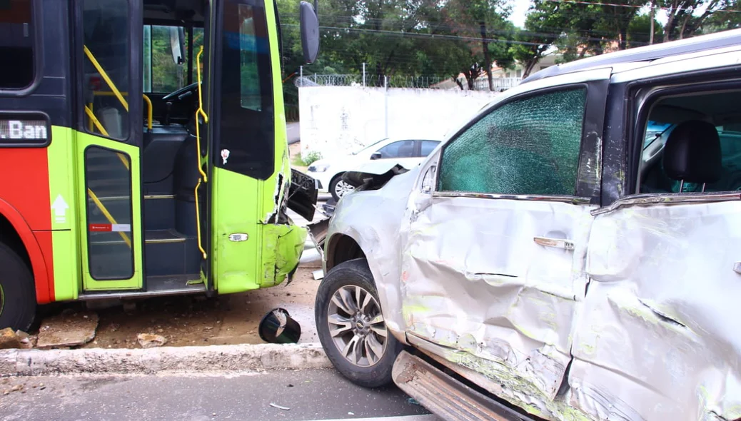 Motorista do carro de passeio tentou desviar de um motociclista e acabou ocasionando o acidente