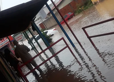 Mulher fica presa dentro de carro em rua alagada em Timon