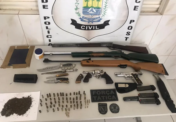 Objetos encontrados com o suspeito