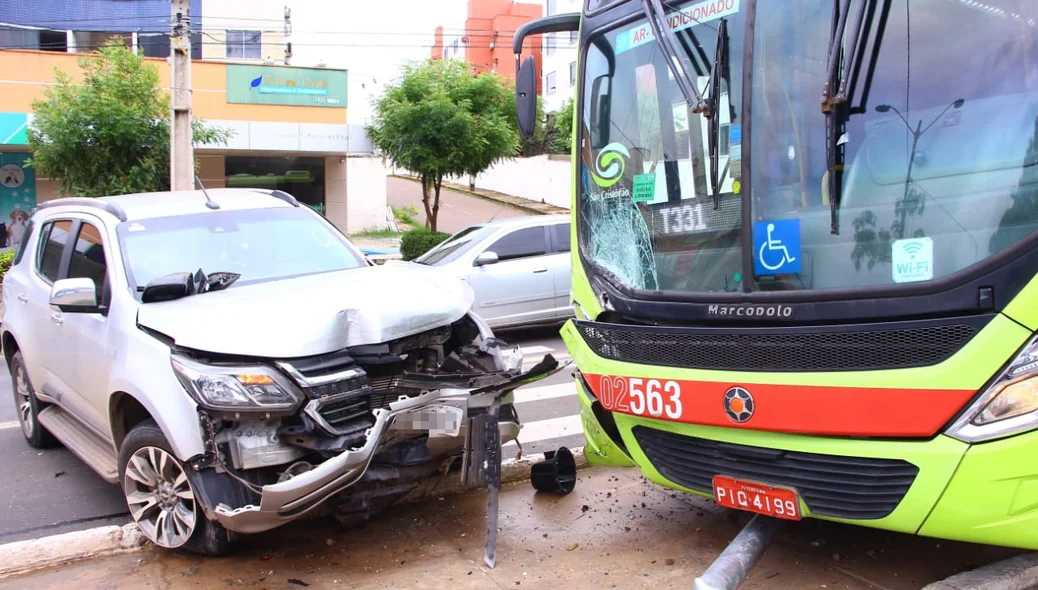 Parte frontal do carro de passeio ficou destruída devido ao impacto