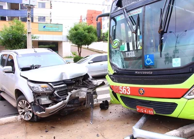 Parte frontal do carro de passeio ficou destruída devido ao impacto