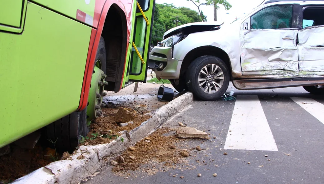 Pessoas que estavam dentro do carro de passeio não se feriram