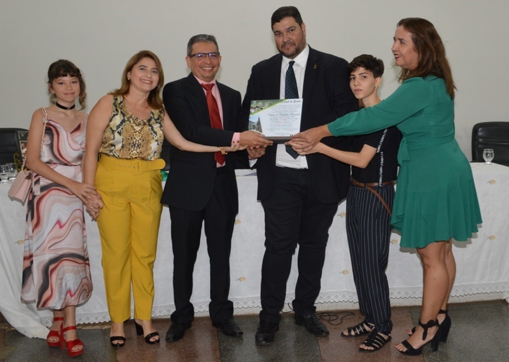 Procurador recebe placa que lhe confere a cidadania picoense