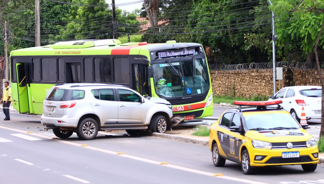 Strans no local do acidente na Avenida Kennedy