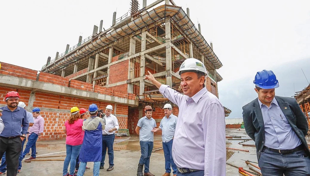 Wellington Dias acompanha avanço das obras da nova maternidade de Teresina