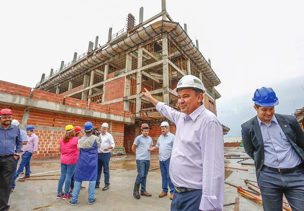 Wellington Dias acompanha avanço das obras da nova maternidade de Teresina
