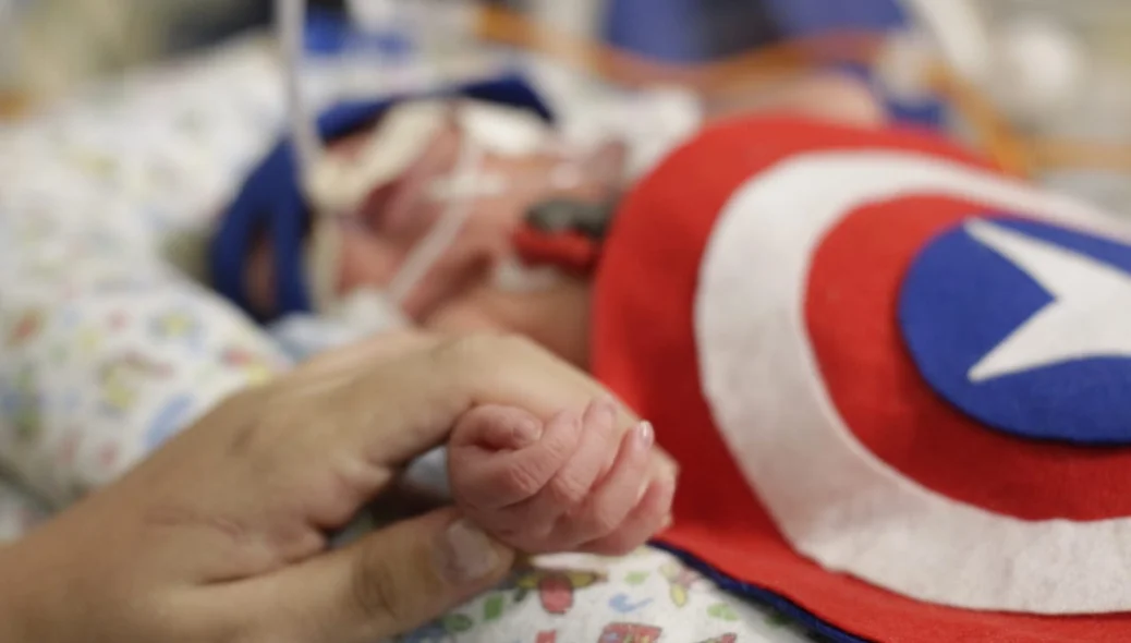 A enfermeira acredita que o amor é o pilar para a recuperação dos bebês
