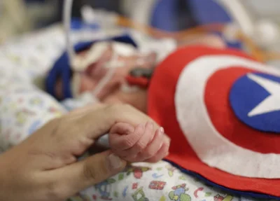A enfermeira acredita que o amor é o pilar para a recuperação dos bebês