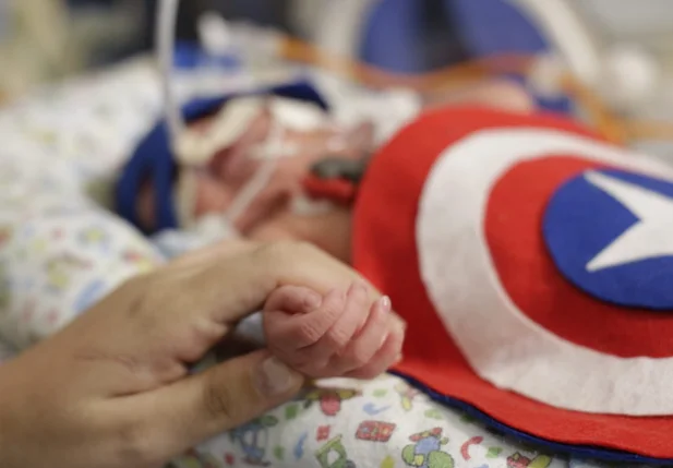 A enfermeira acredita que o amor é o pilar para a recuperação dos bebês