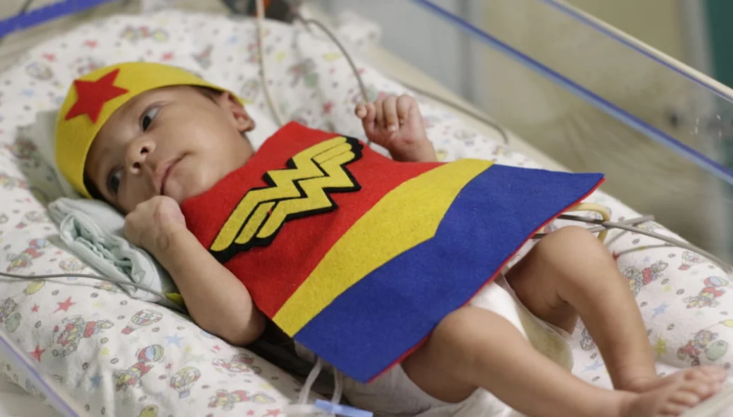 Bebê fantasiada de Mulher Maravilha