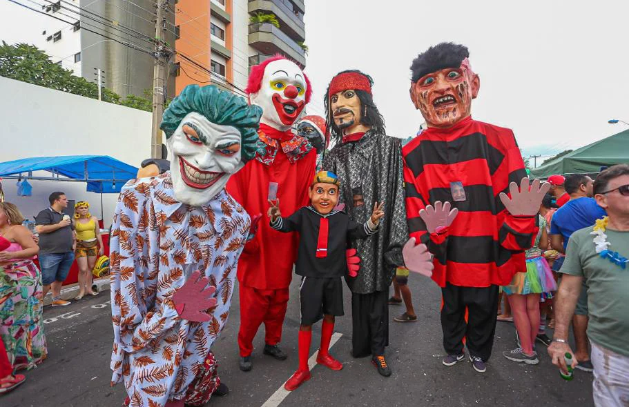 Bonecos de Olinda fantasiados no bloco do Capote da Madrugada 2020