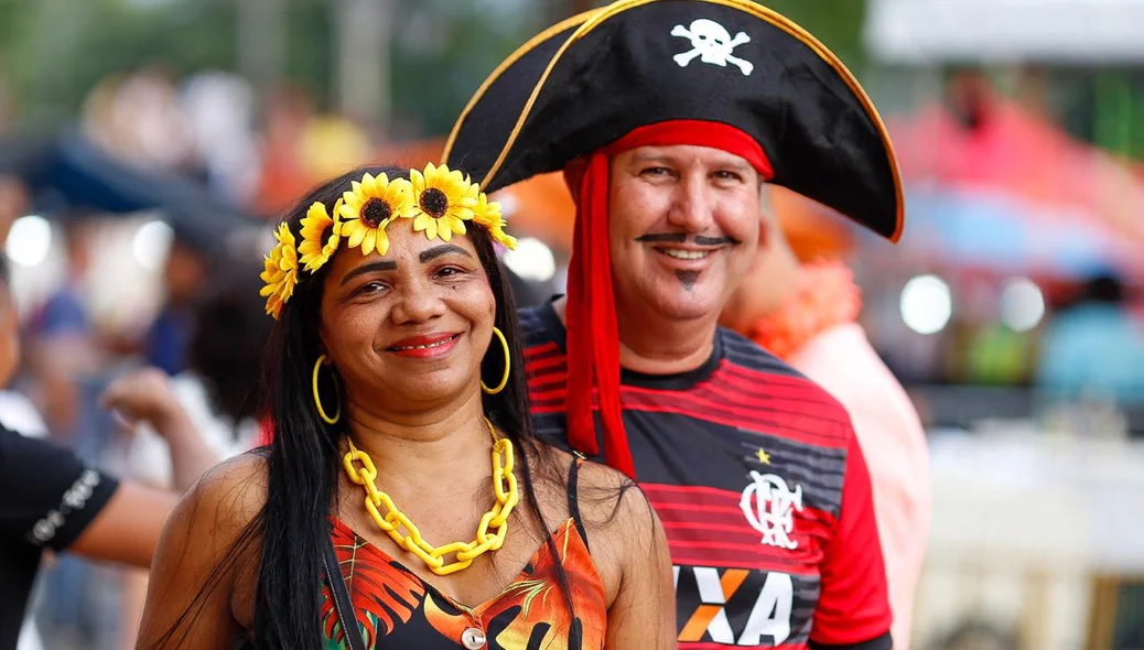 Casal fantasiado no Sanatório Geral 2020