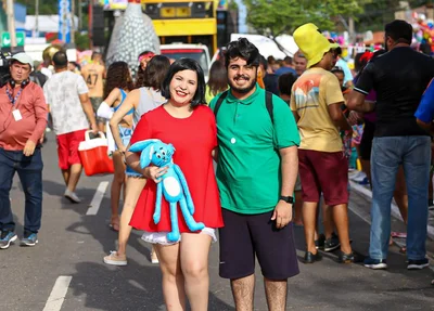 Casal vestido de Mônica e Cebolinha no Capote da Madrugada 2020