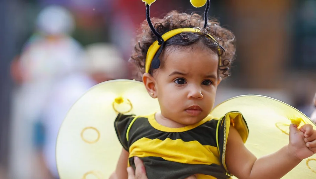 Criança fantasiada de abelha no Sanatório Geral 2020