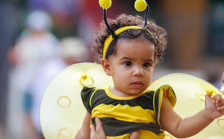 Criança fantasiada de abelha no Sanatório Geral 2020