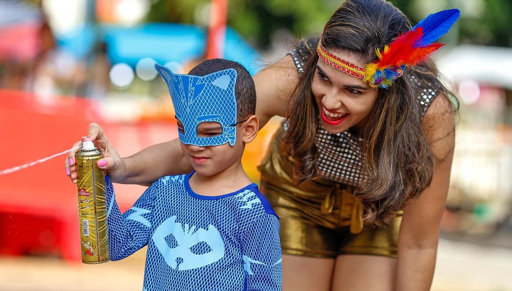 Criança se divertindo com a mãe no Sanatório Geral 2020