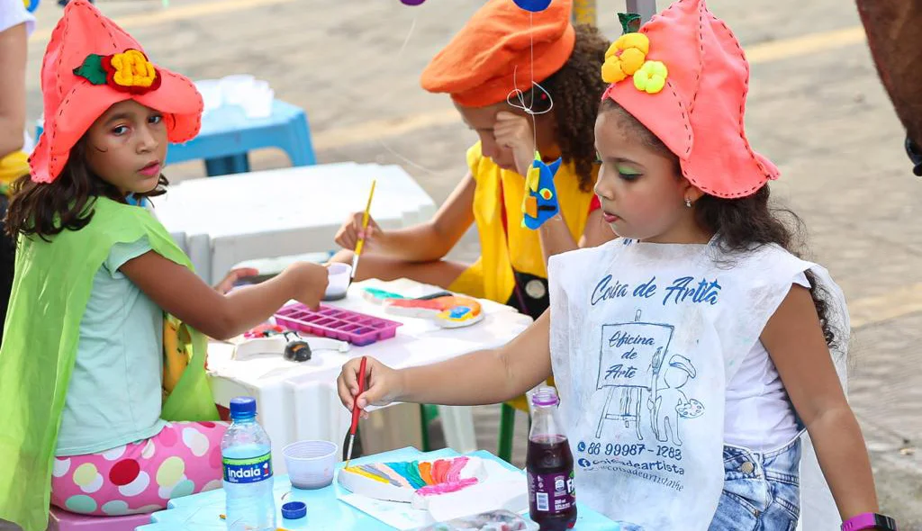 Crianças aproveitam a folia no Capote da Madrugada para fazer pinturas