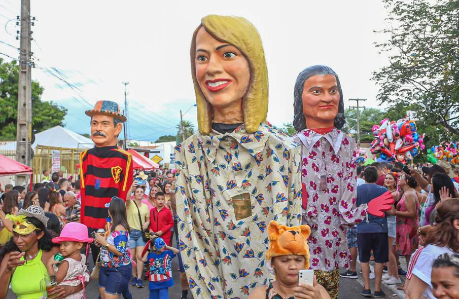 Famílias acompanham os bonecos de Olinda na Avenida Dom Severino