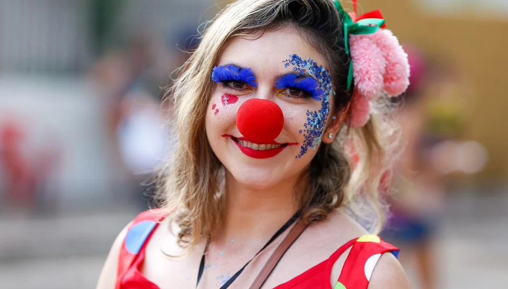 Giseli Ribeiro caiu na folia no Sanatório Geral 2020 