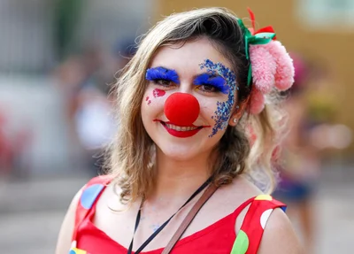 Giseli Ribeiro caiu na folia no Sanatório Geral 2020 