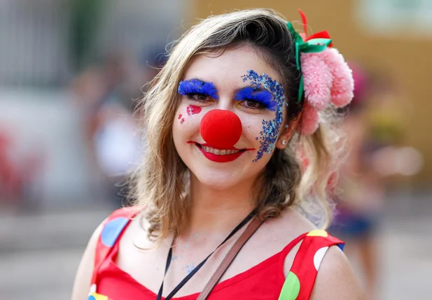 Giseli Ribeiro caiu na folia no Sanatório Geral 2020 