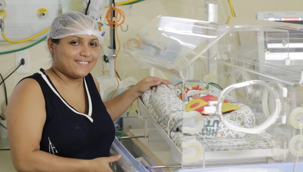 Mãe ao lado de bebê na UTI do Hospital Tibério Nunes