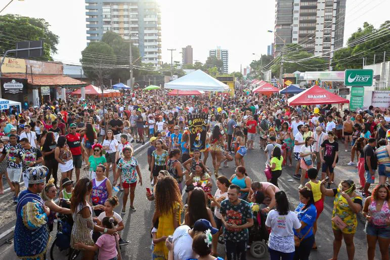 Multidão acompanha o Capote da Madrugada na Avenida Dom Severino
