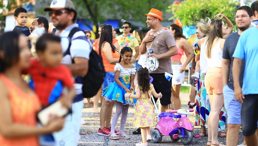 Crianças brincam no bloco Pinto na Morada