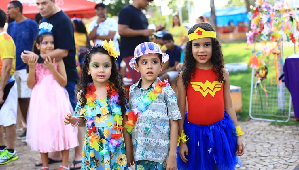 Crianças se divertem no bloco Pinto na Morada