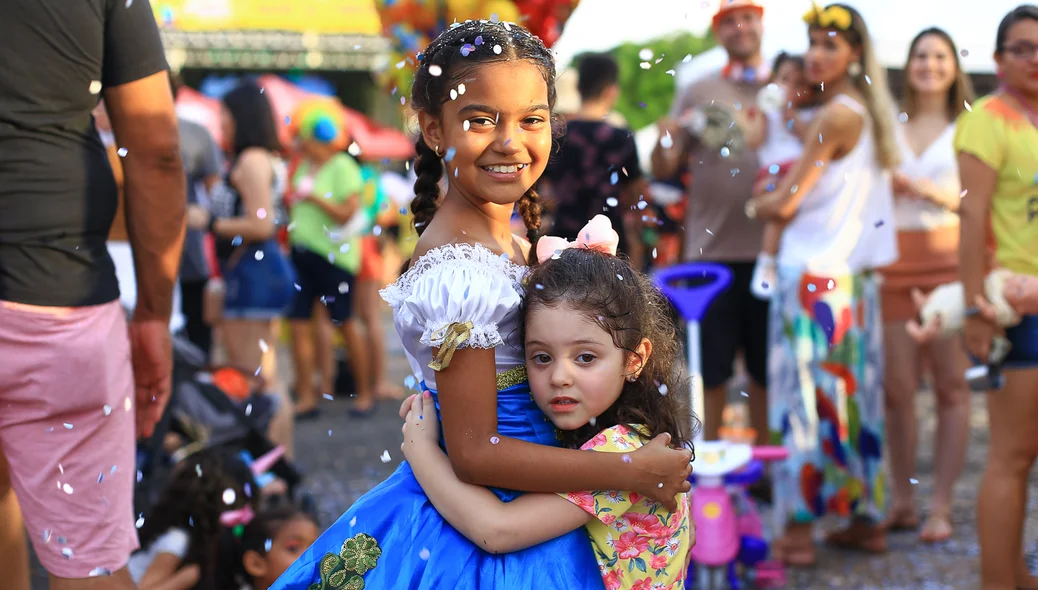 Meninas brincando o carnaval 