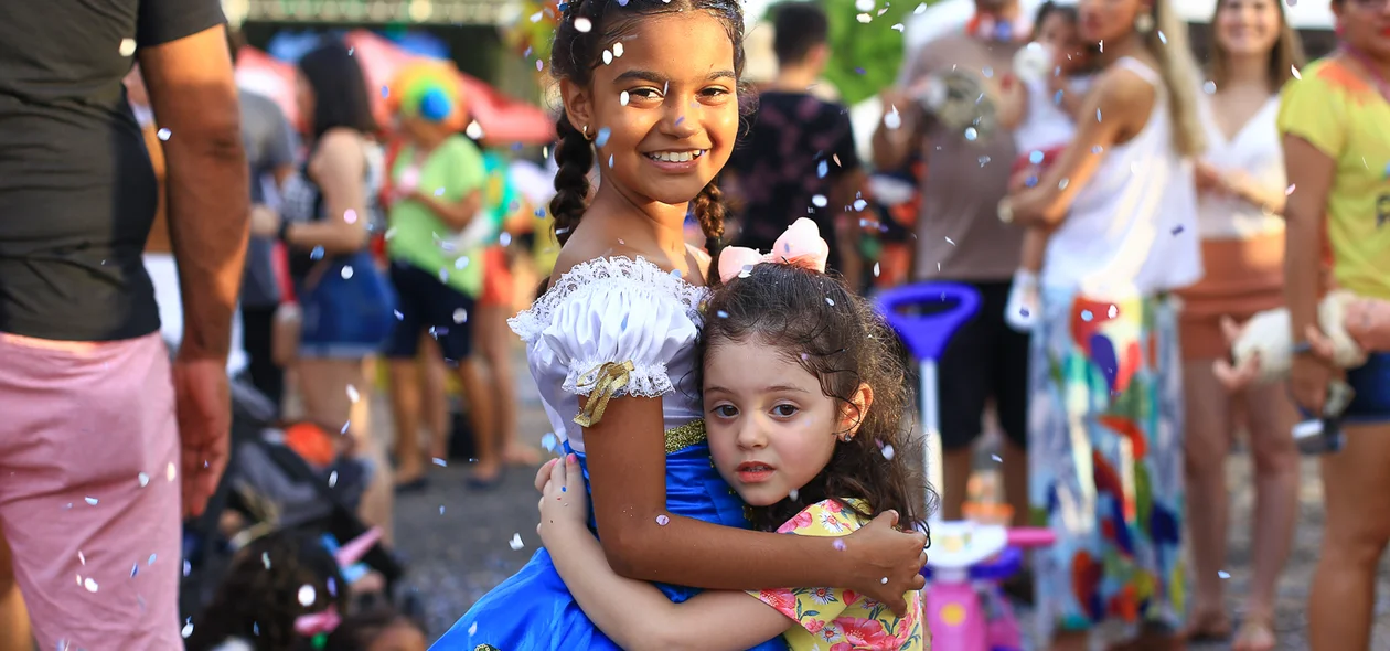 Meninas brincando o carnaval 