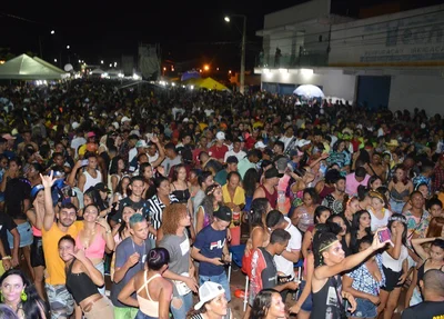 Multidão curtindo o carnaval de Picos