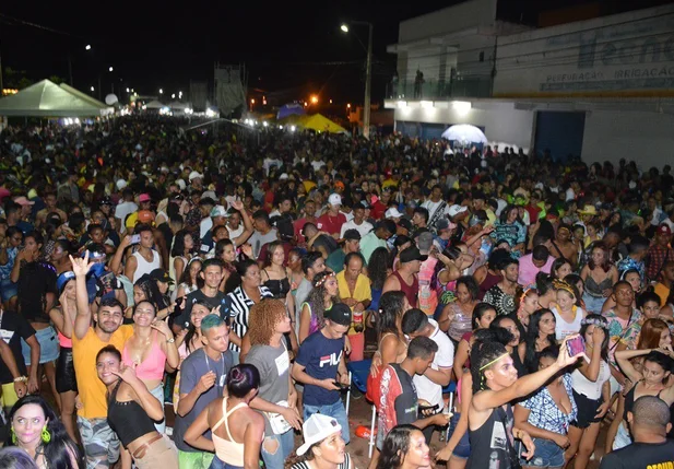 Multidão curtindo o carnaval de Picos