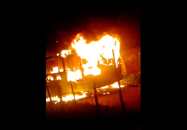 Ônibus pegou fogo na Santa Maria da Codipi